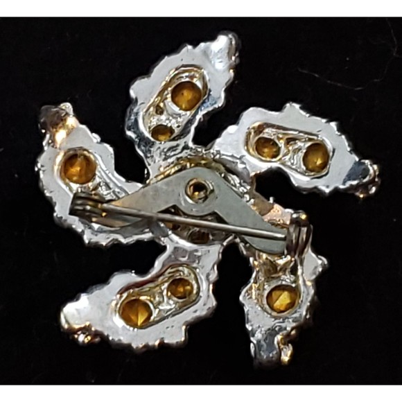 Vtg Clear Round Rhinestone, Silver Tone, Swirling Star Shaped Metal Brooch/Pin - Picture 3 of 8